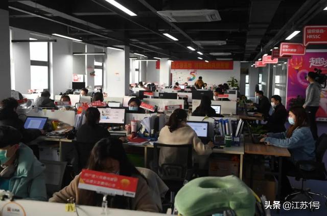 6365411c4a474adb8114400e213fd1e5.jpg 跟著中辦國辦調(diào)研江蘇復(fù)工復(fù)產(chǎn) | 一座特大城市的“復(fù)活”之路